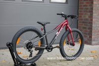 Trek Roscoe 24 24 Rage Red to Dnister Black Fade